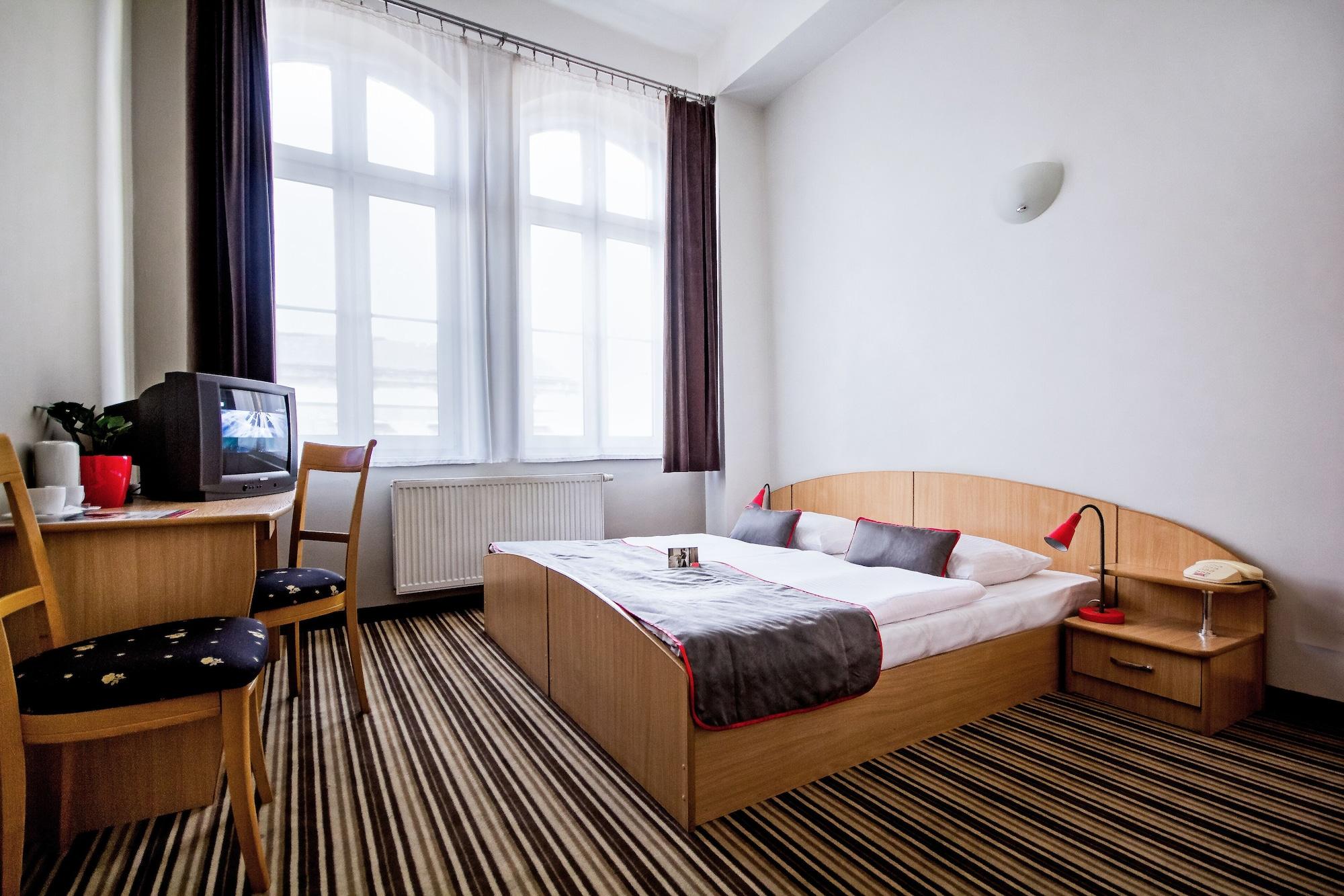 Hotel Diament Economy Гливице Екстериор снимка