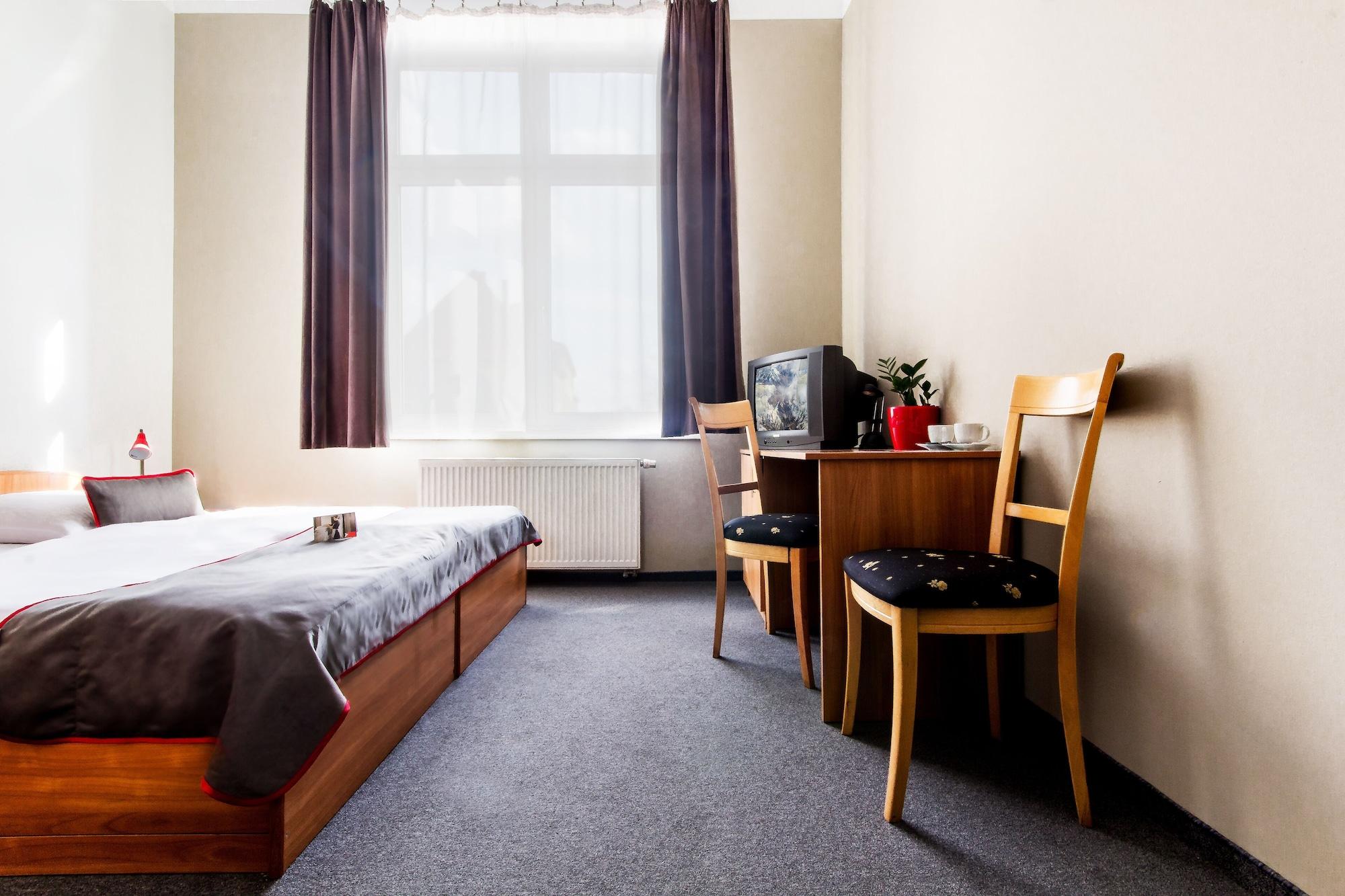 Hotel Diament Economy Гливице Екстериор снимка