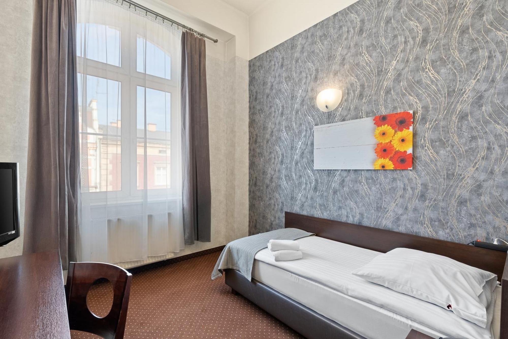 Hotel Diament Economy Гливице Екстериор снимка