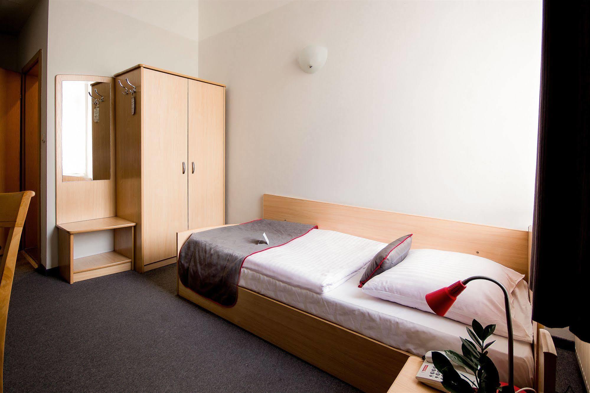 Hotel Diament Economy Гливице Екстериор снимка