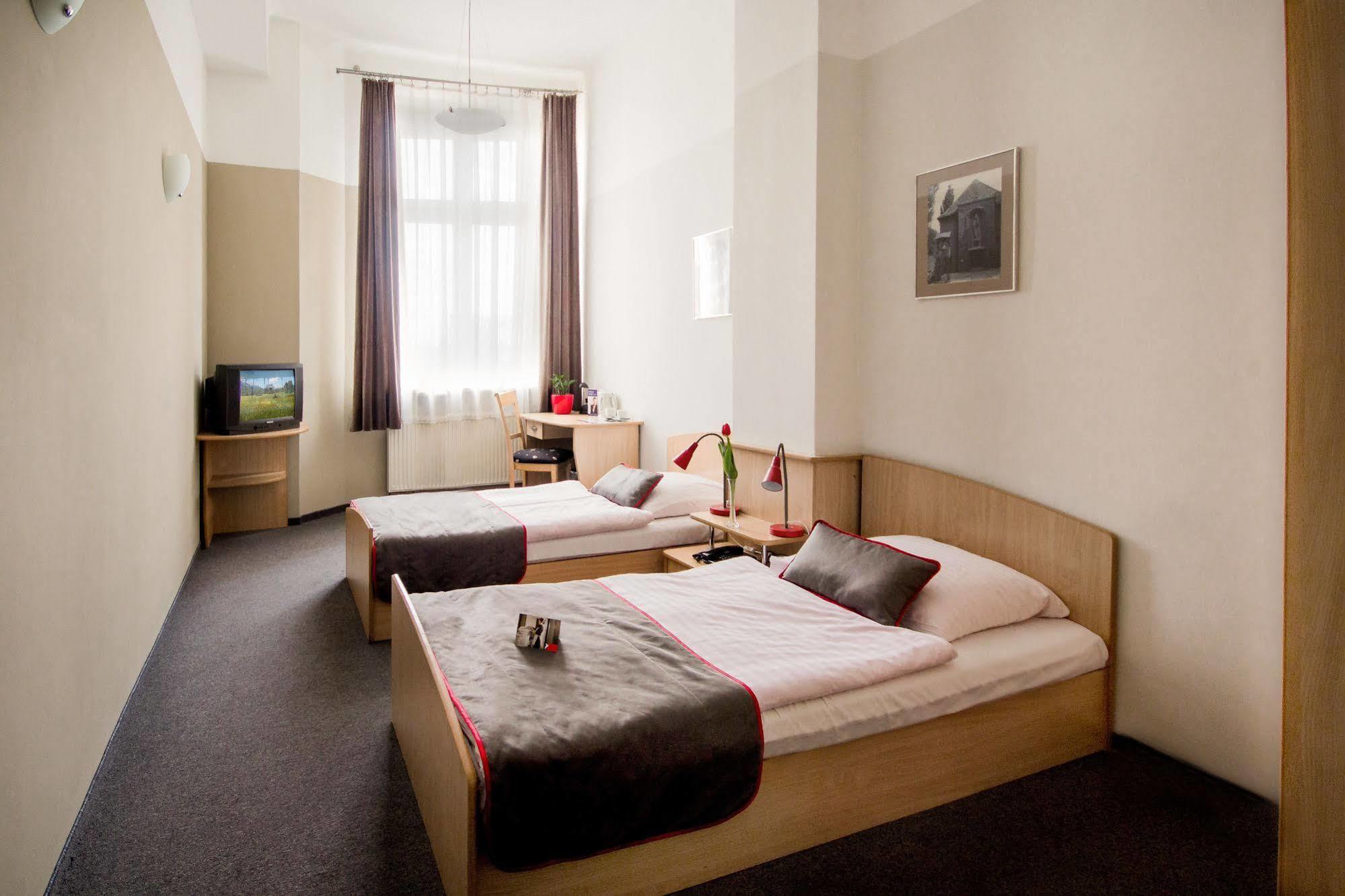 Hotel Diament Economy Гливице Екстериор снимка